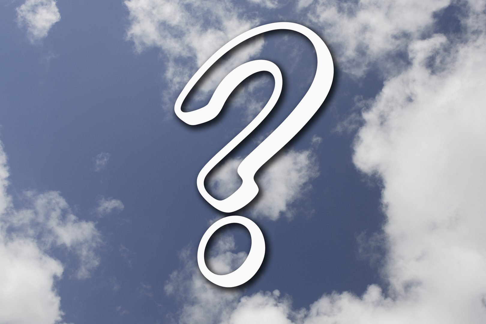 Un point d'interrogation devant un ciel nuageux. Image pour démontre les nombreuses questions qui peuvent exister, question existentielles ou pas.